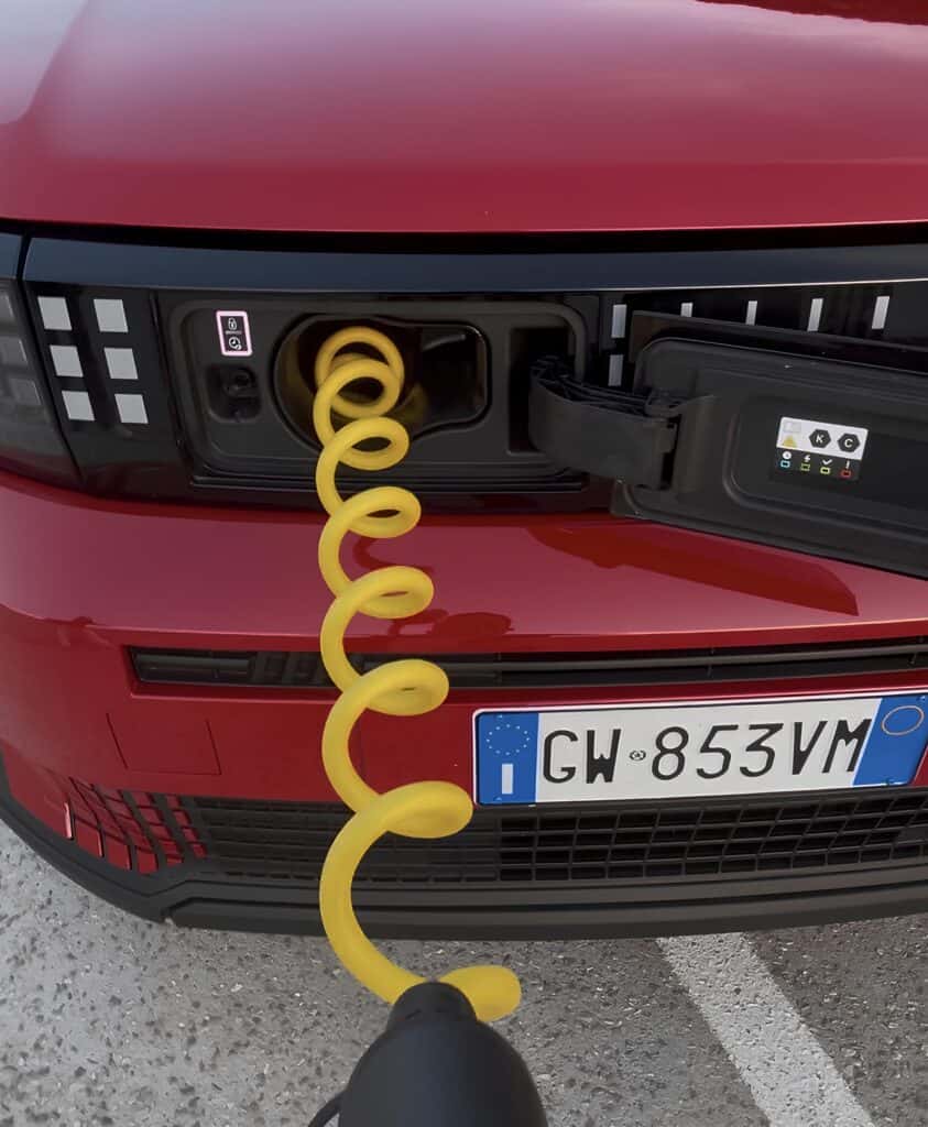 Essai, Fiat Grande Panda, 2025, Mondial de l'Auto, câble de recharge avant