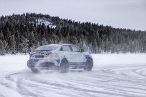 alpine a390 sport SUV fastback entrain de drifter sur la neige - photo de la voiture vue de 3/4 coté droit - mondial de l'auto 2026