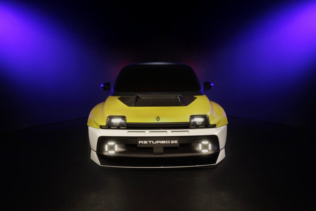 plan statique - face avant de la voiture - nouveauté renault 5 turbo 3E - mondial de l'auto 2026