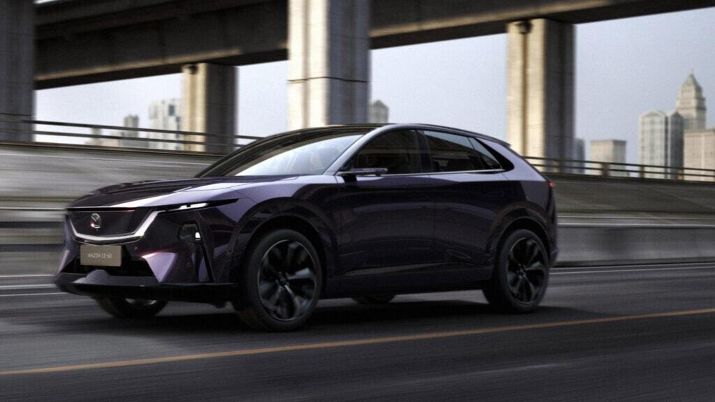 Mazda EZ-60, SUV électrique sino-japonais en mouvement sur route urbaine à Shanghai, design épuré et silhouette élancée.