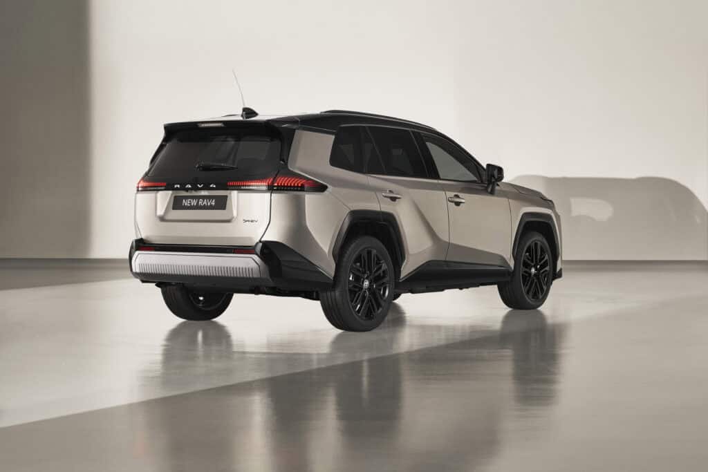 L'arrière du RAV4 connaît lui aussi un restylage. © Toyota