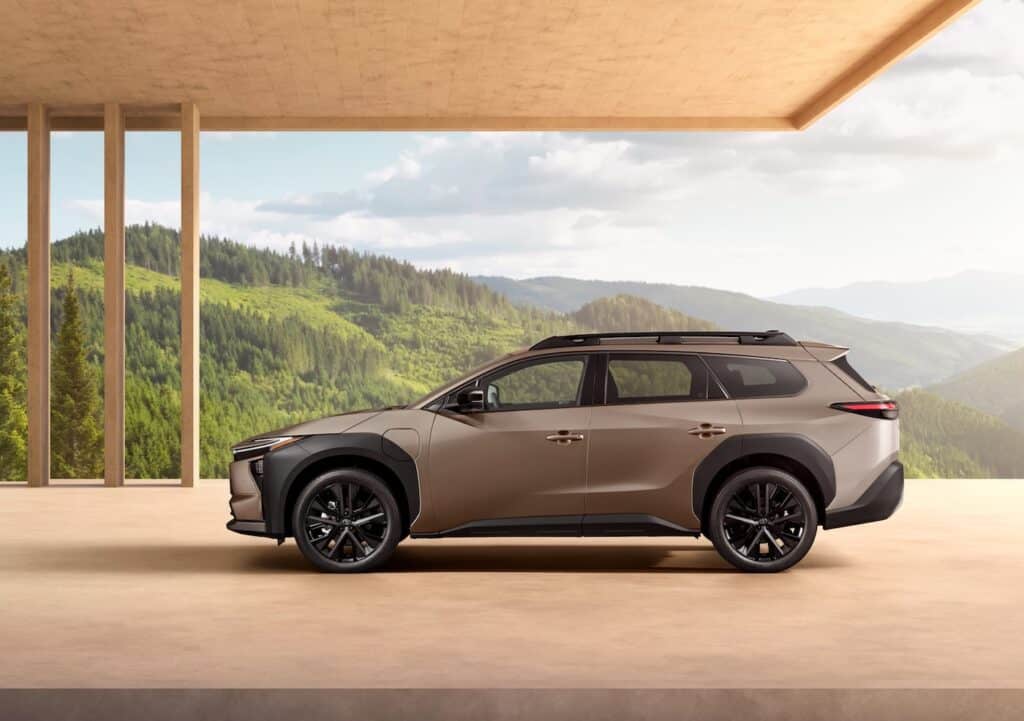 SUV toyota bZ4X touring 2026 - photo de la voiture vue de coté - mondial de l'auto 2026