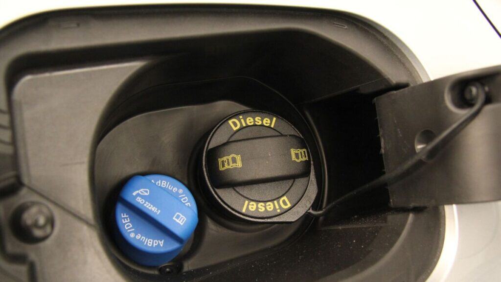 Zoom sur réservoir Diesel avec le bouchon d'Adblue