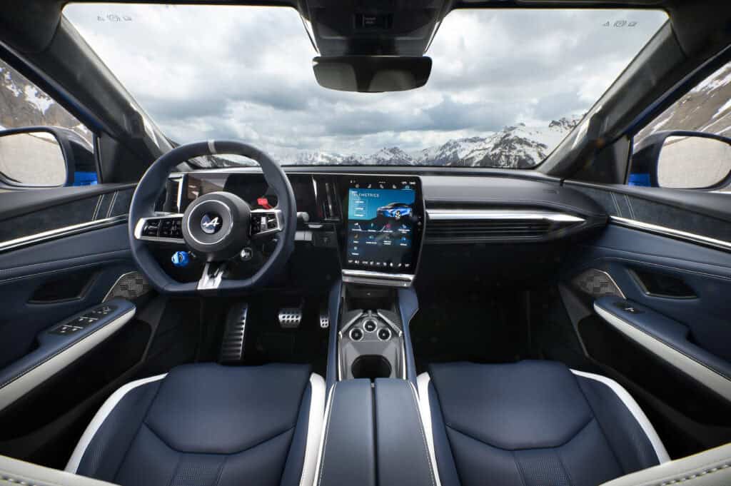 SUV ALPINE A390 GTS intérieur tableau de bord et volant avec boutons OV et RCH