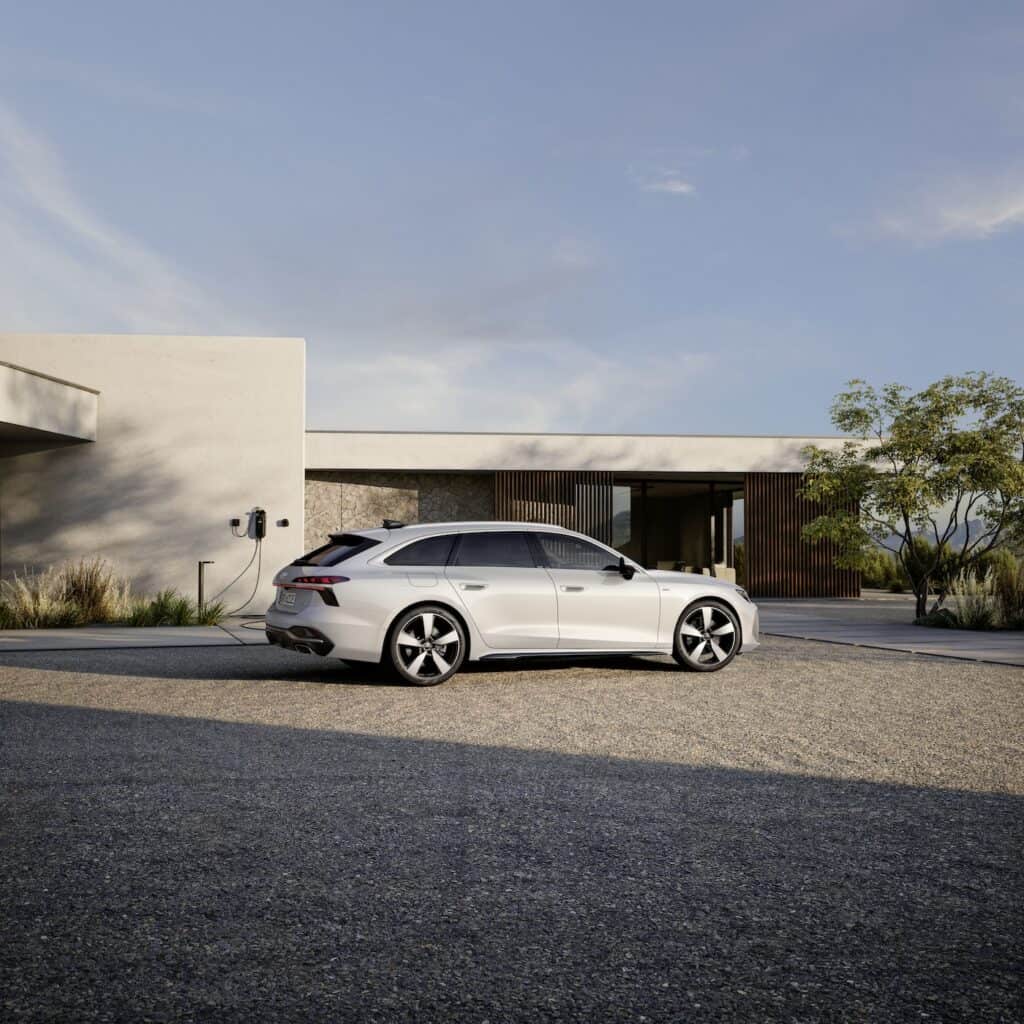 audi a6 quattro e-hybrid avant - photo de la voiture vue de coté - nouveauté audi a6 2025 - mondial de l auto 2026