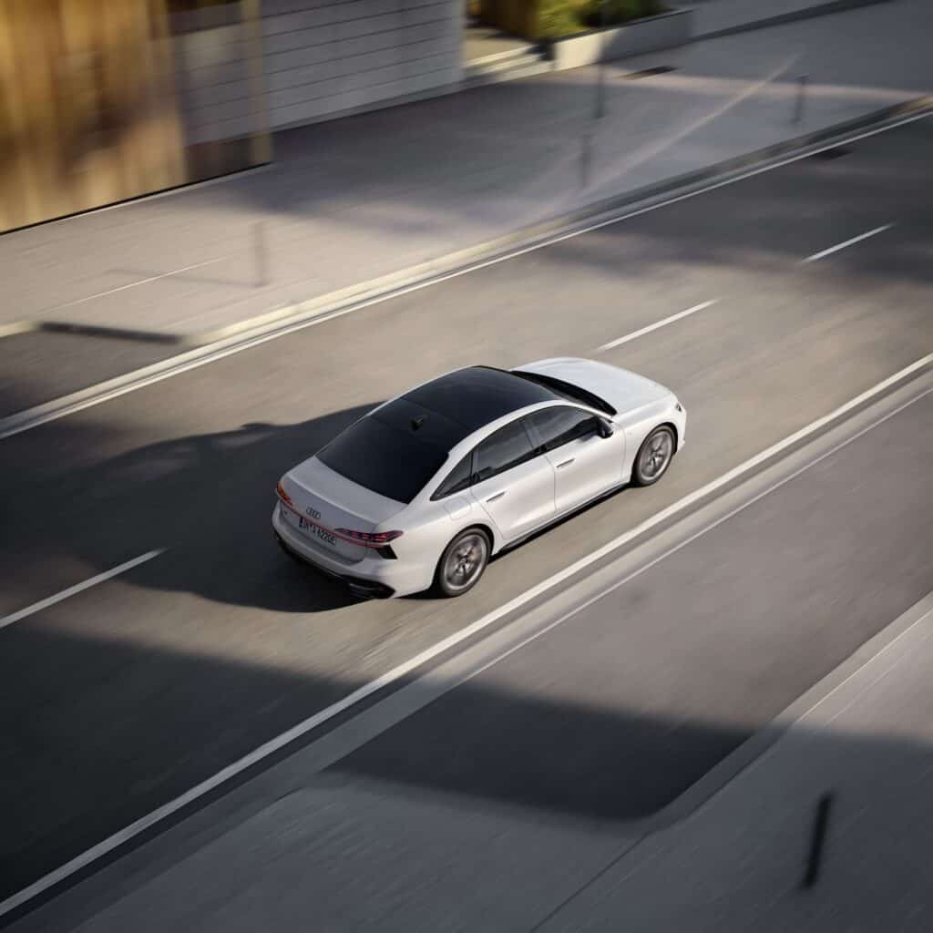 mondial de l'auto - audi a6 e-hybrid quattro berline et break 2025 - photo de la voiture sur route vue du dessus