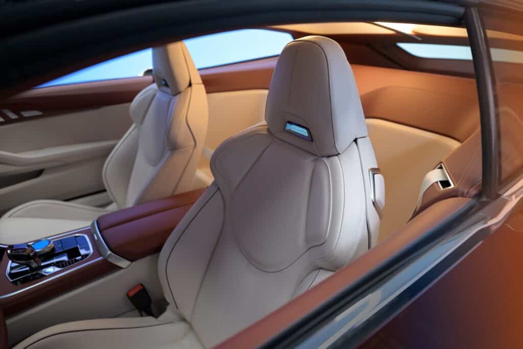 Sièges de la BMW Concept Speedtop et sa sellerie en cuir gris clair