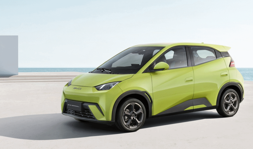Vue de trois-quarts avant de la BYD Dolphin Surf, version européenne de la citadine électrique Seagull, en présentation statique