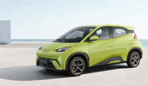 Vue de trois-quarts avant de la BYD Dolphin Surf, version européenne de la citadine électrique Seagull, en présentation statique