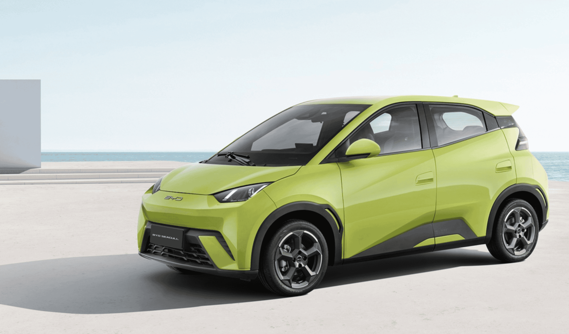 Vue de trois-quarts avant de la BYD Dolphin Surf, version européenne de la citadine électrique Seagull, en présentation statique