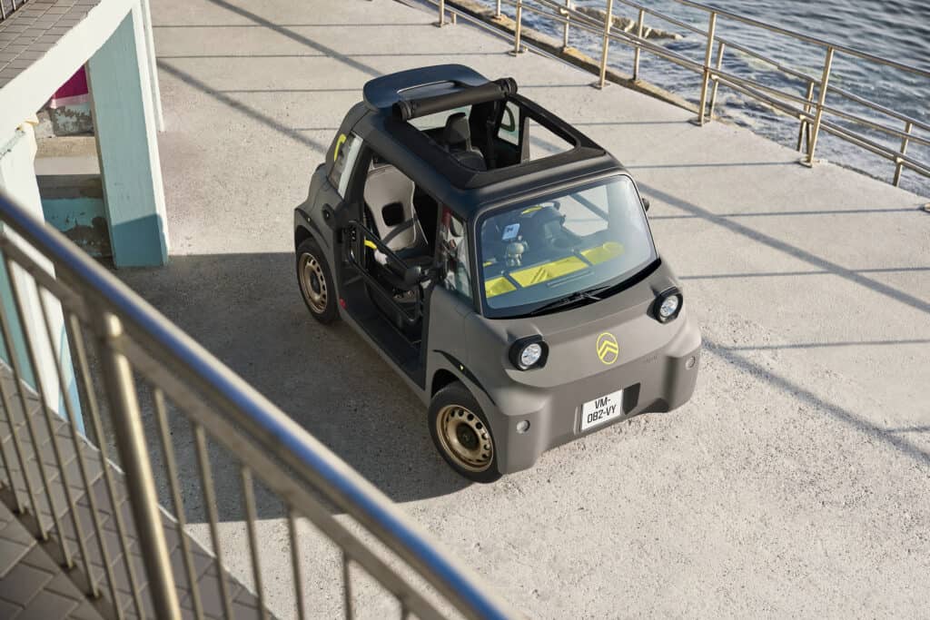 photo de la citroen ami buggy 2025 de série - mondial de l'auto 2025 - plan statique de la voiture vue de 3/4 face avant