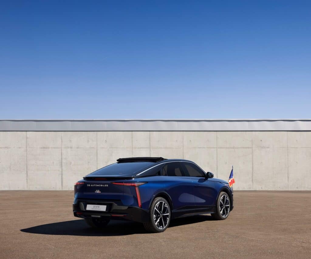 photo de la voiture DS n°8 présidentielle 2025 - 3/4 face arrière de la voiture - mondial de l'auto 2026