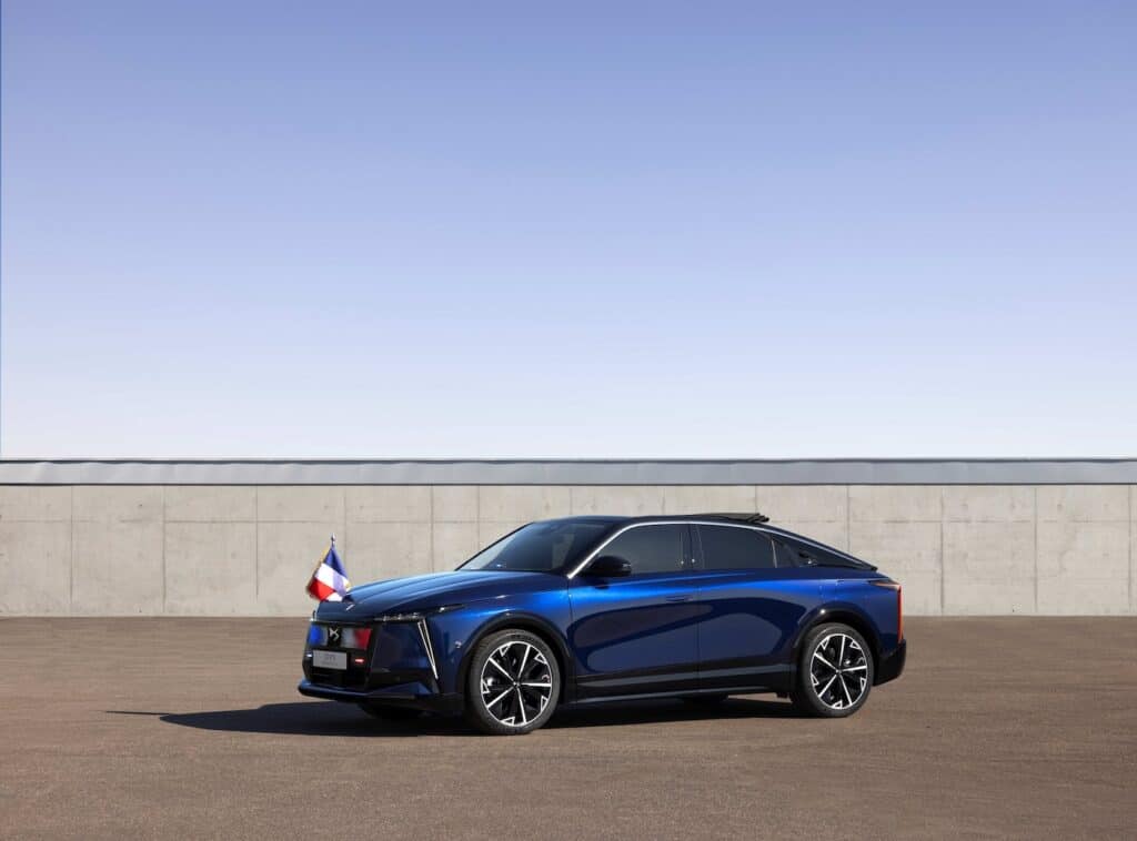 photo de la DS N°8 Présidentielle vue de 3/4 face avant numéro 8 - mondial de l auto 2026