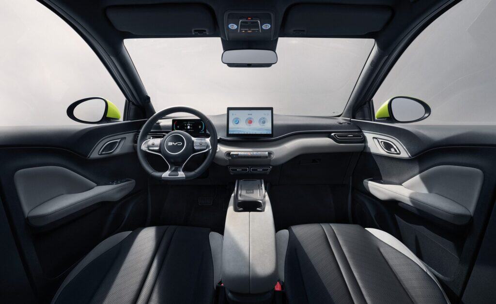 Intérieur sobre et connecté de la BYD Dolphin Surf, avec écran tactile flottant et instrumentation numérique.