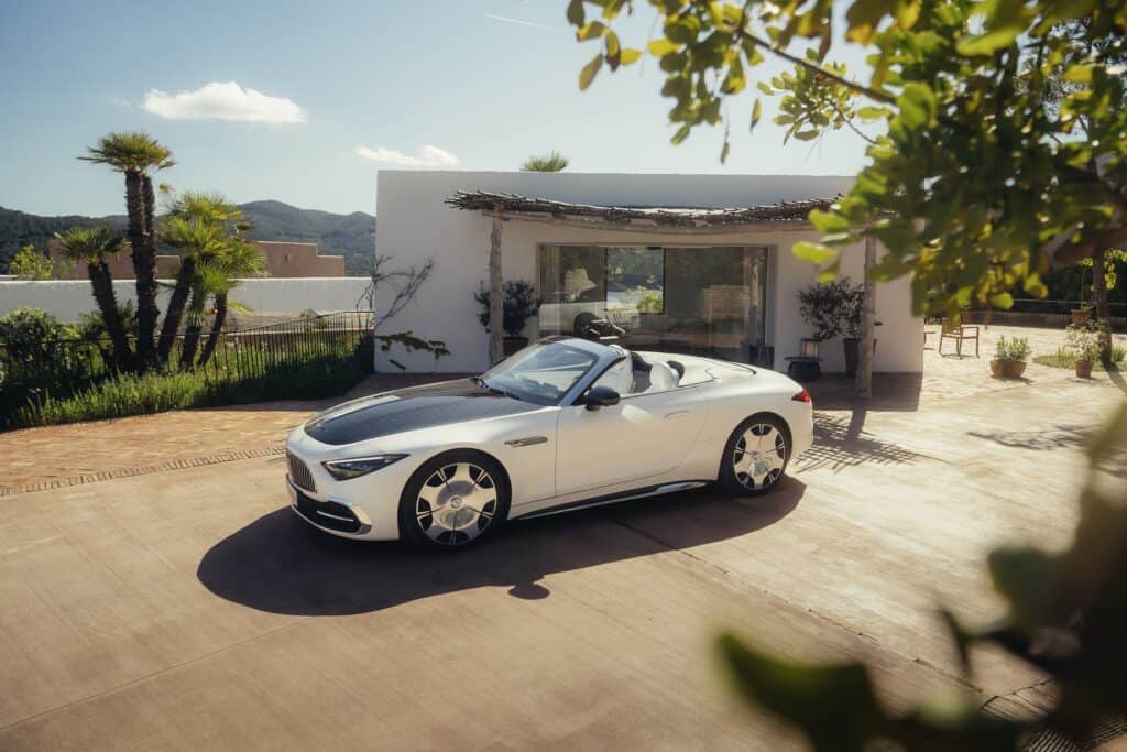 Mercedes-Benz SL 280 Monogram Series blanche et noire devant une villa
