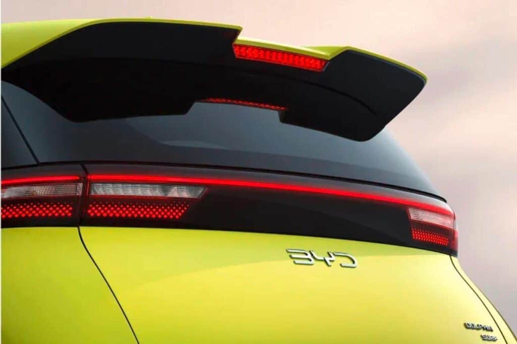 Vue arrière sur les feux et la nomenclature BYD Dolphin Surf 2025