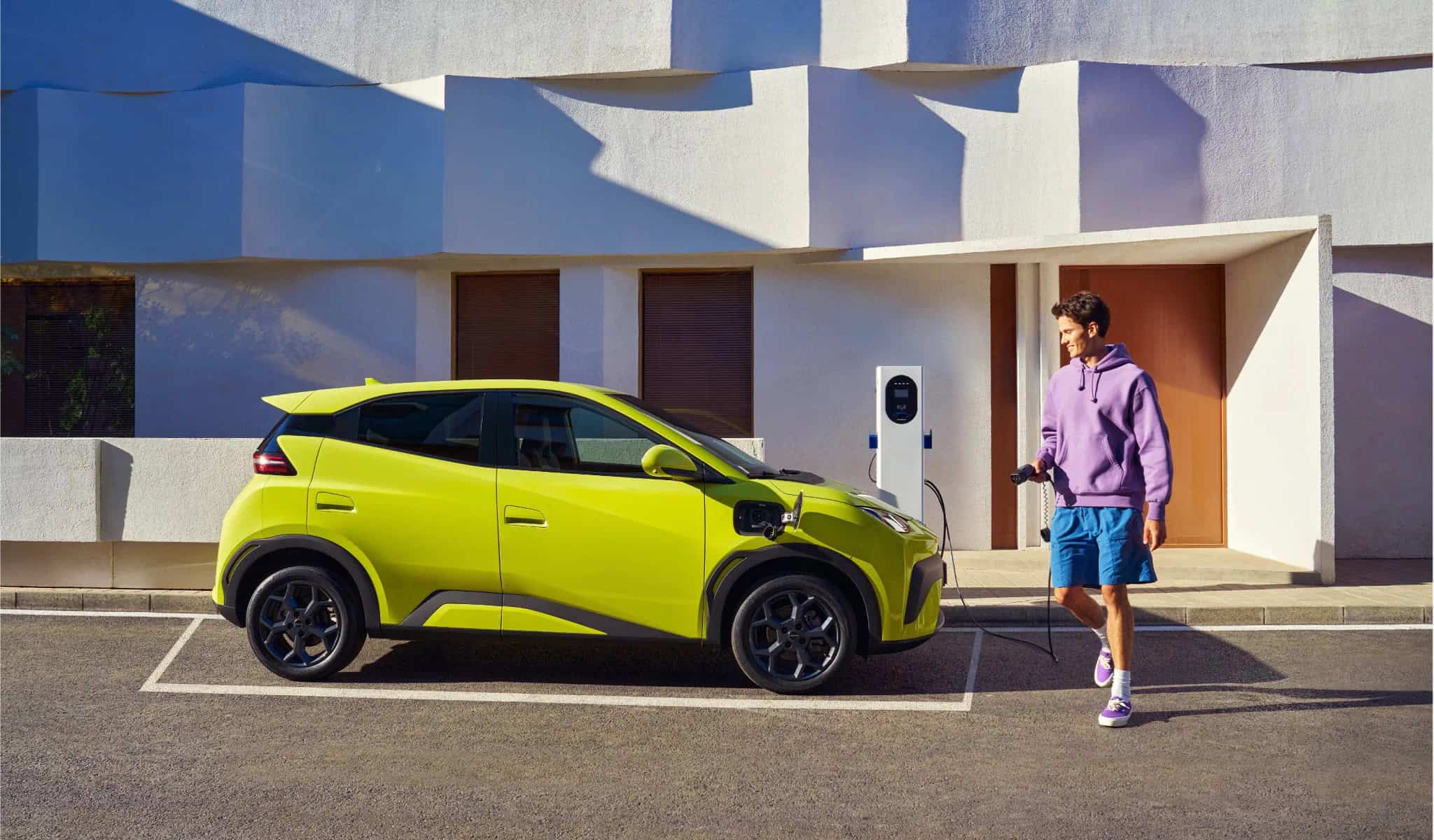 Byd Dolphin Surf 2025 garée pour la recharge