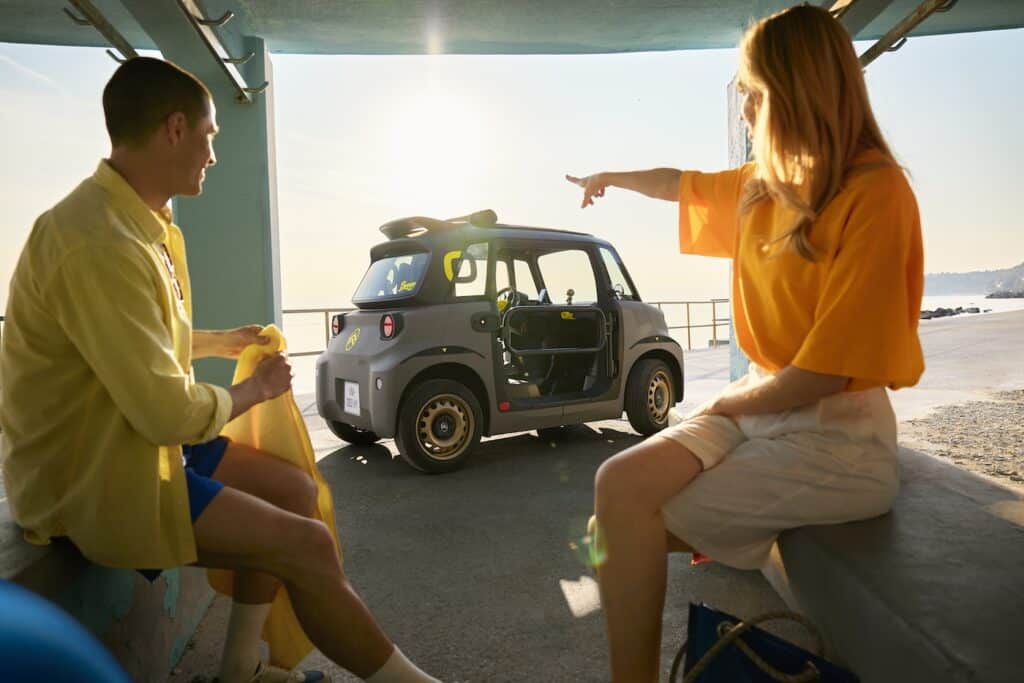 citroen-ami-2025-clients-usages-deux-personnes-la-decouvre