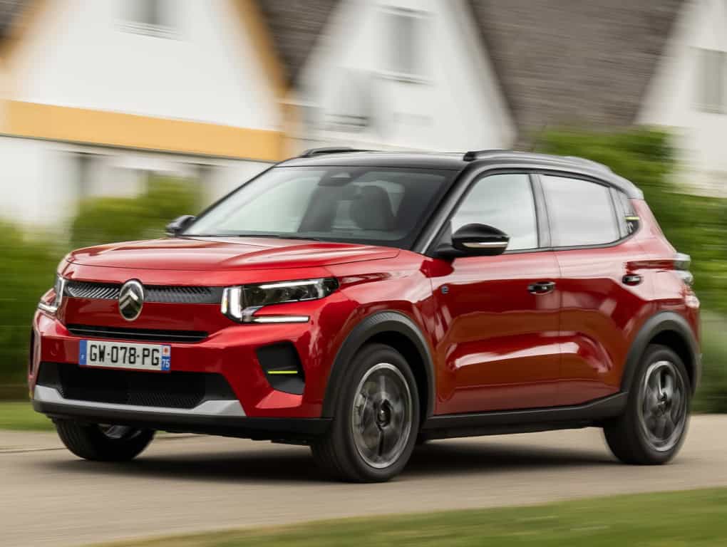 Vue avant de la Citroën ë-C3 rouge roulant dans une rue, coût d’immatriculation avec fin d'exonération de la taxte régionale sur la carte grise électrique électrique