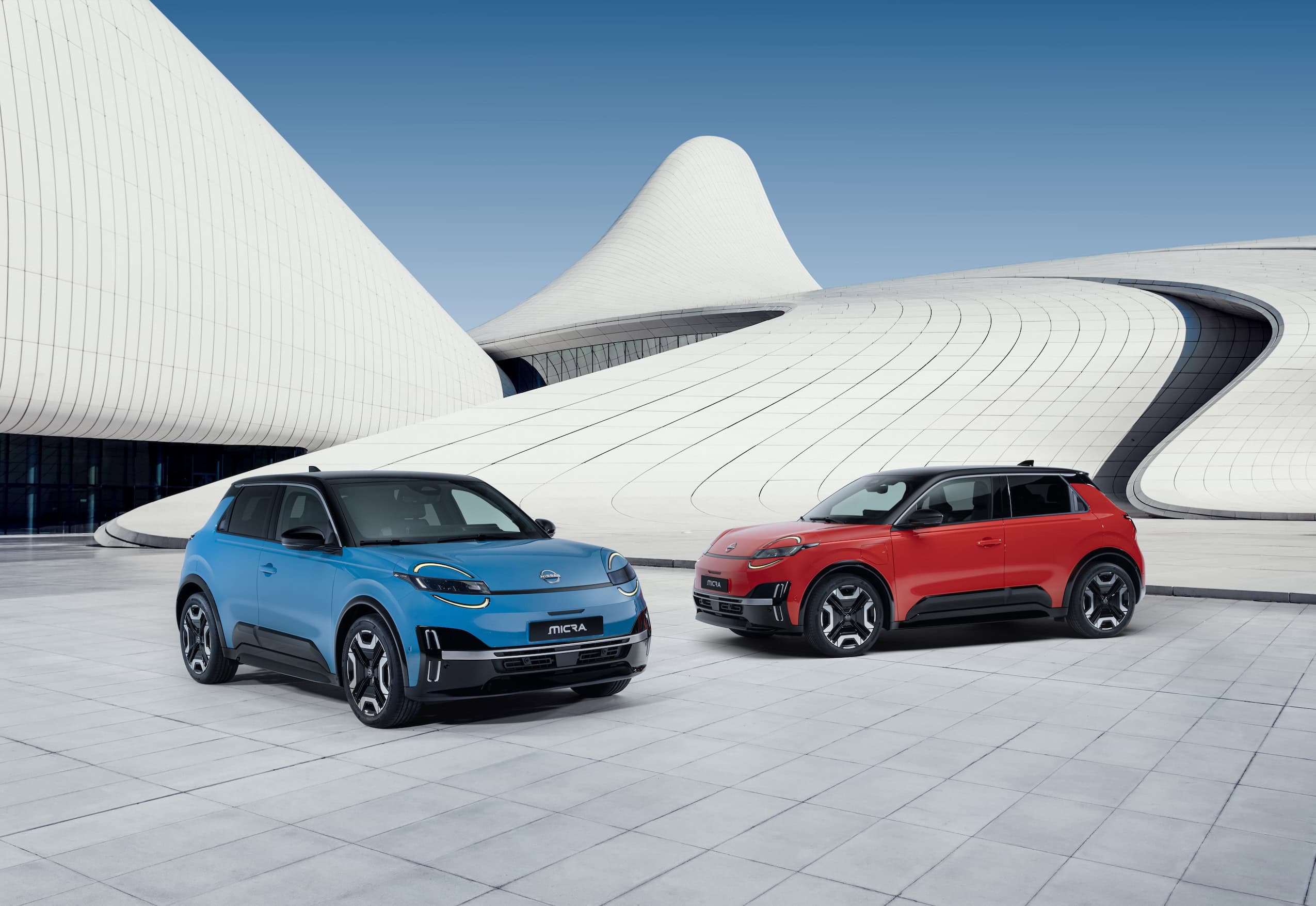 Nissan Micra de face en bleue ou en rouge.