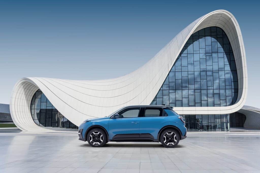 Nissan Micra 2025 de profil, silhouette légère et jantes 18 pouces