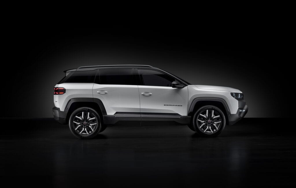 photo de la nouvelle jeep compass 2025 - plan statique de la voiture vue de coté - mondial de l'auto 2026