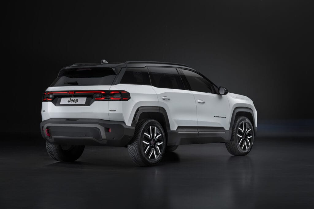 photo de la voiture vue de 3/4 face arrière - mondial de l auto 2026 - jeep compass 2025