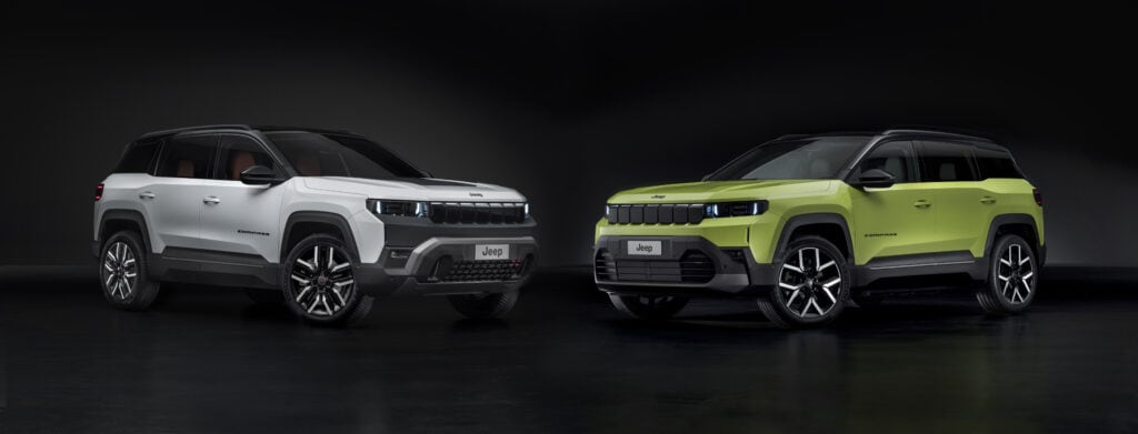 nouvelle jeep compass 2025 - photo de l'édition standard et de l edition first - photo des voitures en plan statique vue de 3/4 coté - mondial de l'auto 2026