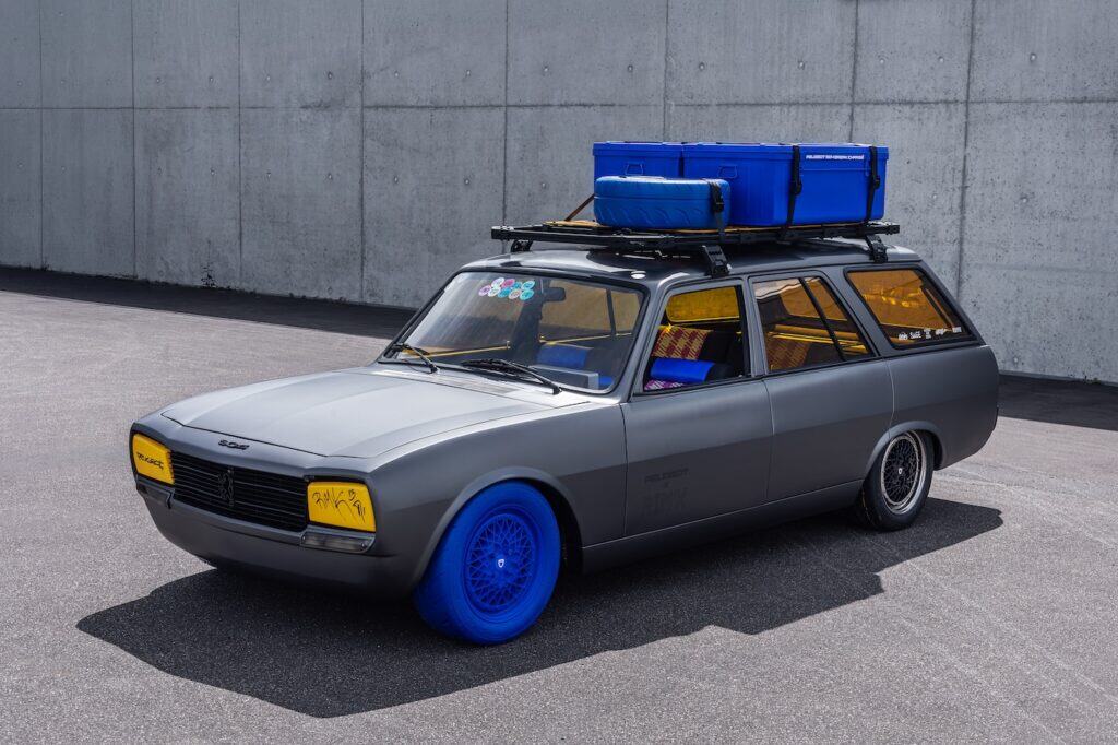 peugeot 504 break - mondial de l'auto 2026 - plan statique de la voiture vue de 3/4 face avant