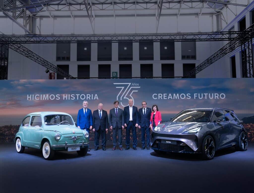 exposition SEAT photo de deux voitures avec les dirigeants seat cupra - 75 ans de la marque - mondial de l'auto 2026
