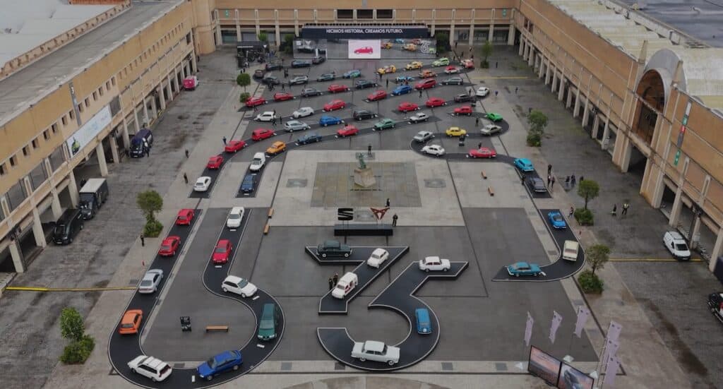 photo de la place barcelone - esposition SEAT voitures de collection et d'innovation anniversaire de la marque seat cupra - anniversaire des 75 ans - mondial de l'auto 2026