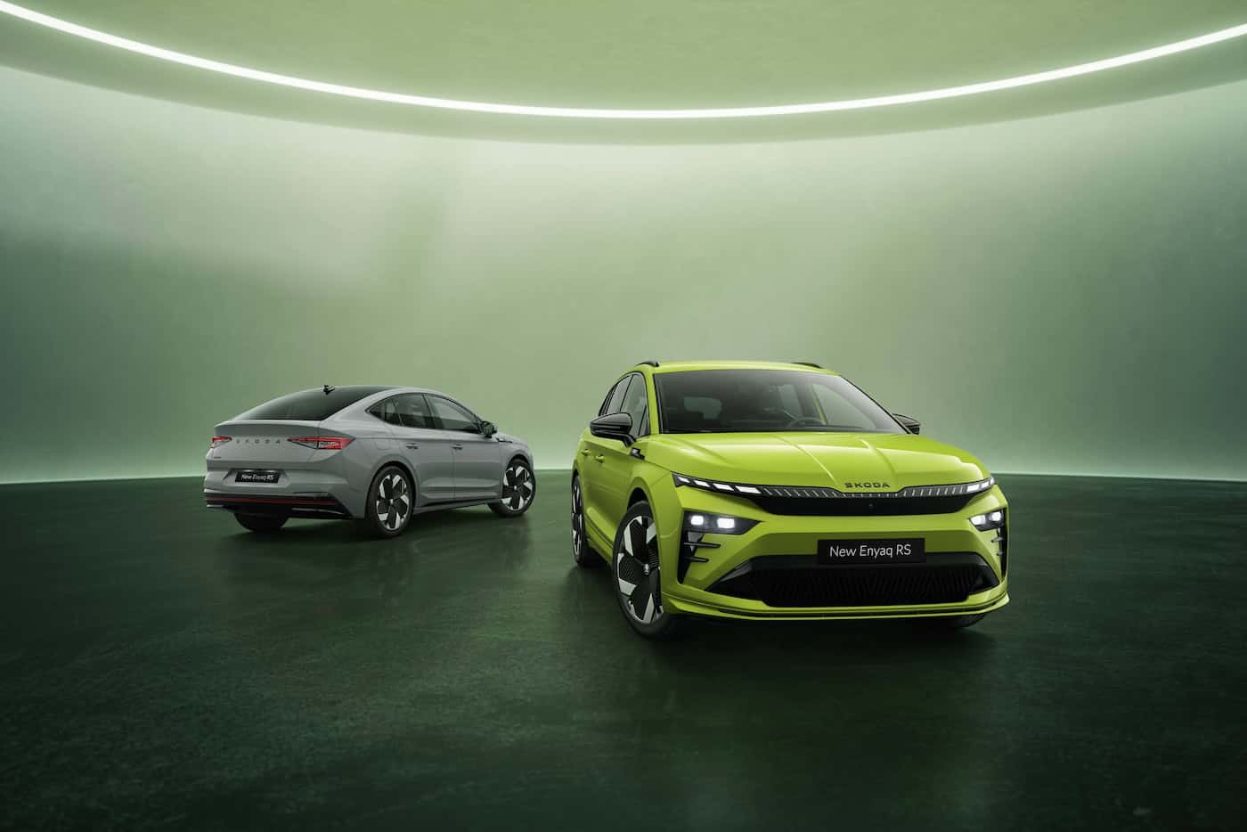 photo des skoda enyaq RS et RS coupé - plan statique - mondial de l auto 2026