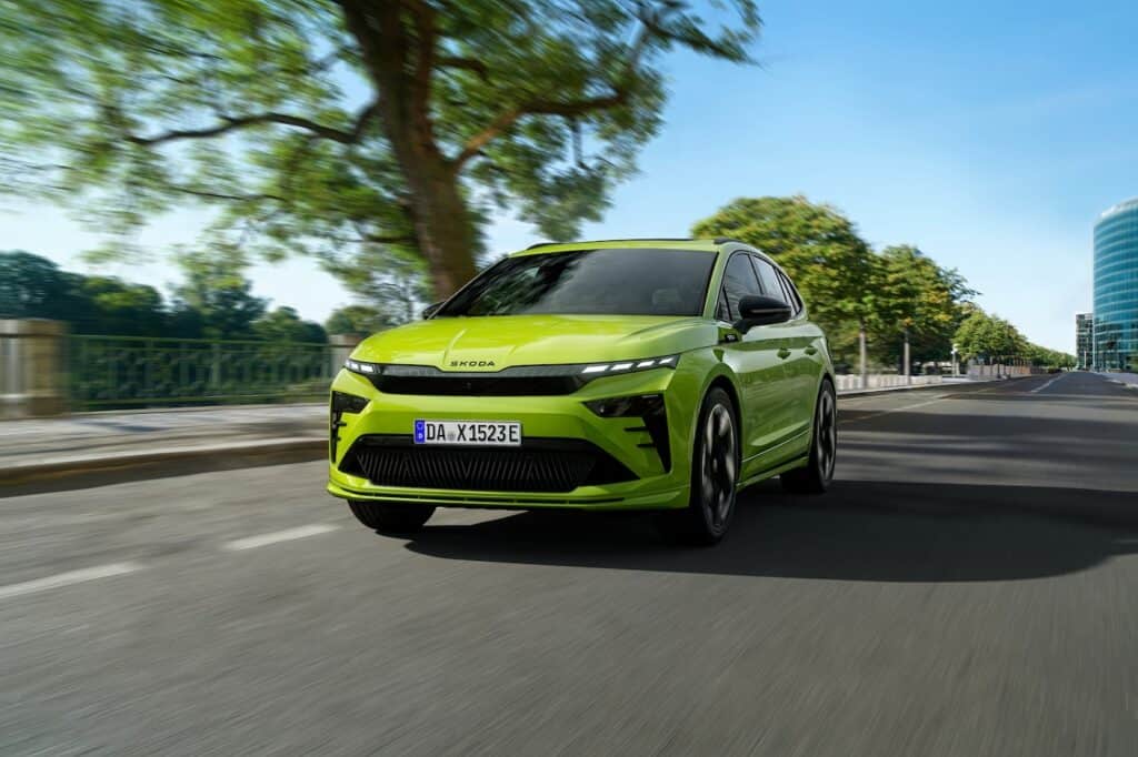 skoda enyas RS 2025 sur toute - face avant de la voiture - mondial de l auto 2026