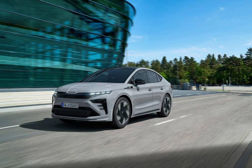 photo de la voiture - vue sur route - nouveautés skoda enyaq - mondial de l auto 2026