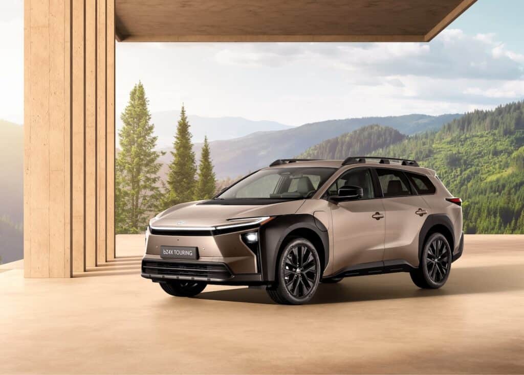 SUV toyota bZ4X touring - photo de la voiture vue de 3/4 face avant droite - mondial de l'auto 2026