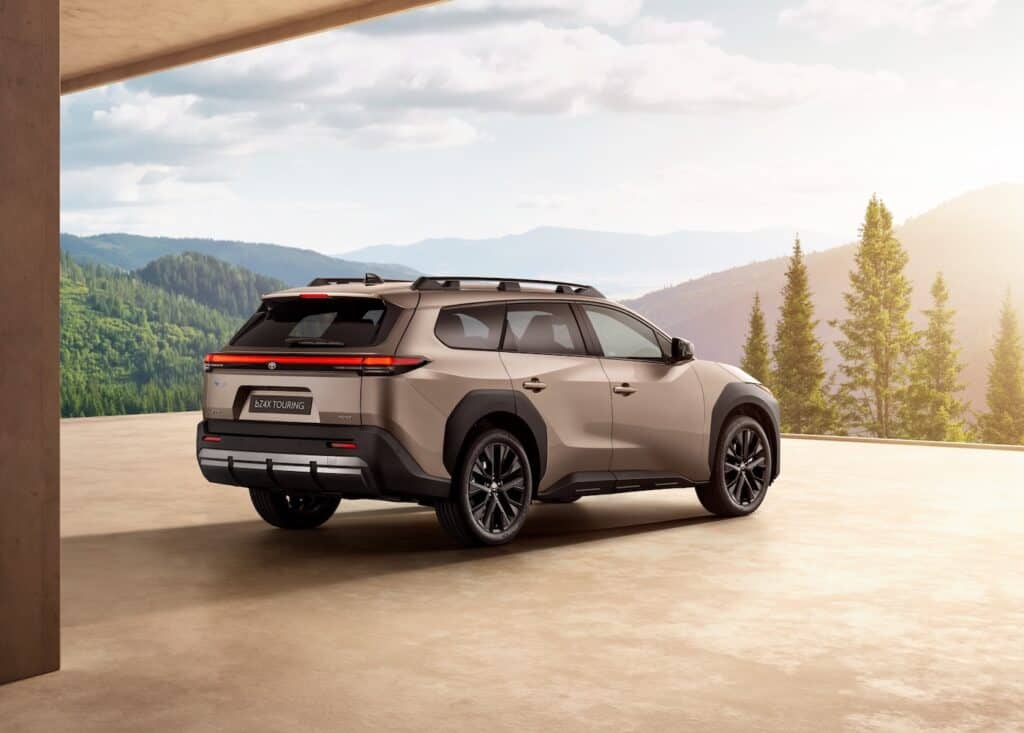 plan statique du nouveau toyota bZ4X Touring - photo de la voiture vue de 3/4 face arrière - mondial de l'auto 2026