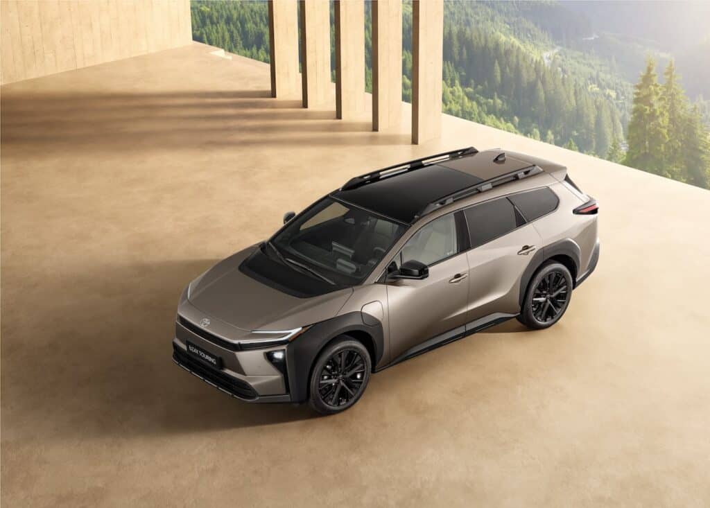 photo de la voiture vue du dessus - toyota bz4x touring 2025 - mondial de l'auto 2026
