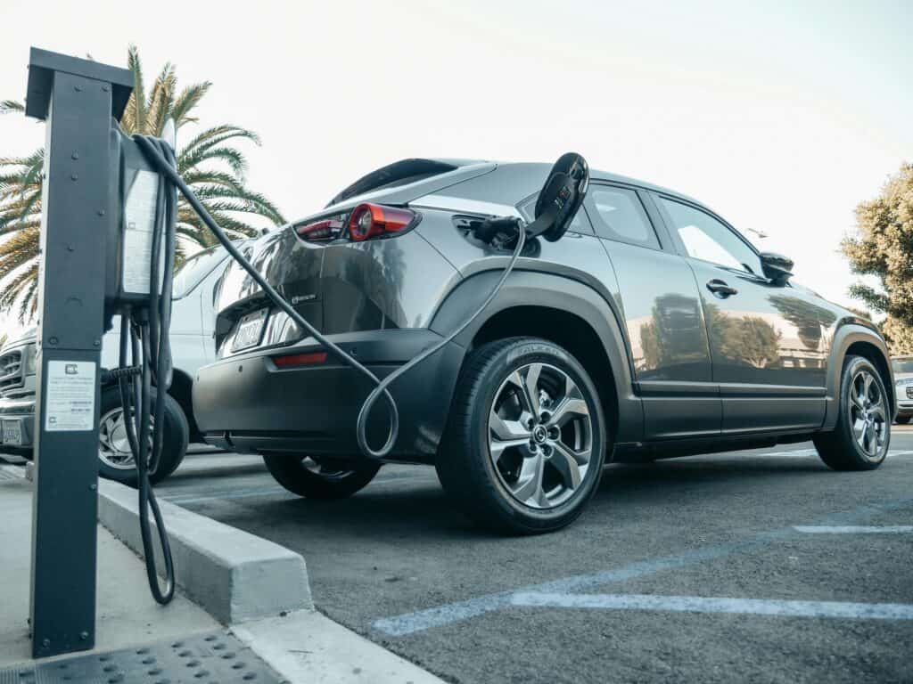 Mazda MX-30 en recharge sur une borne électrique, dans la rue