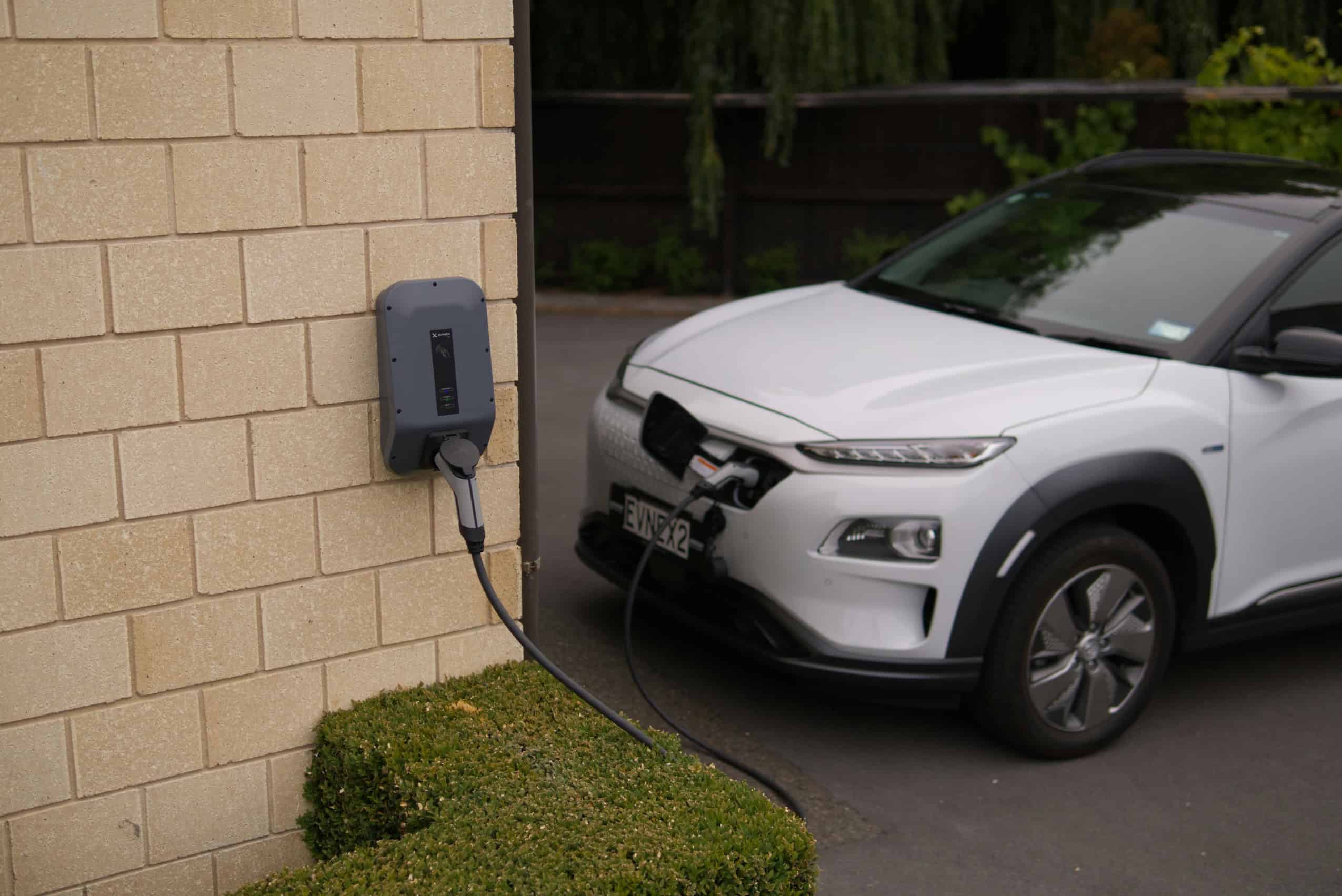 voiture qui recharge depuis une borne à domicile