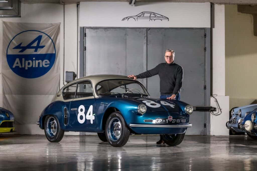 Jean-Charles Rédélé, fils du créateur de la marque aux côtés d'une Alpine 106 bleu numéro 84.