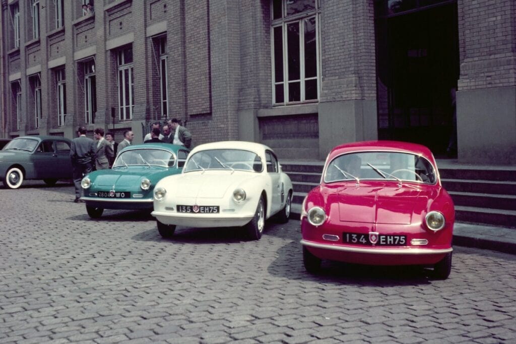 Des Alpine A106 présentées en 1955 en trois coueurs : bleu, blanc, rouge.