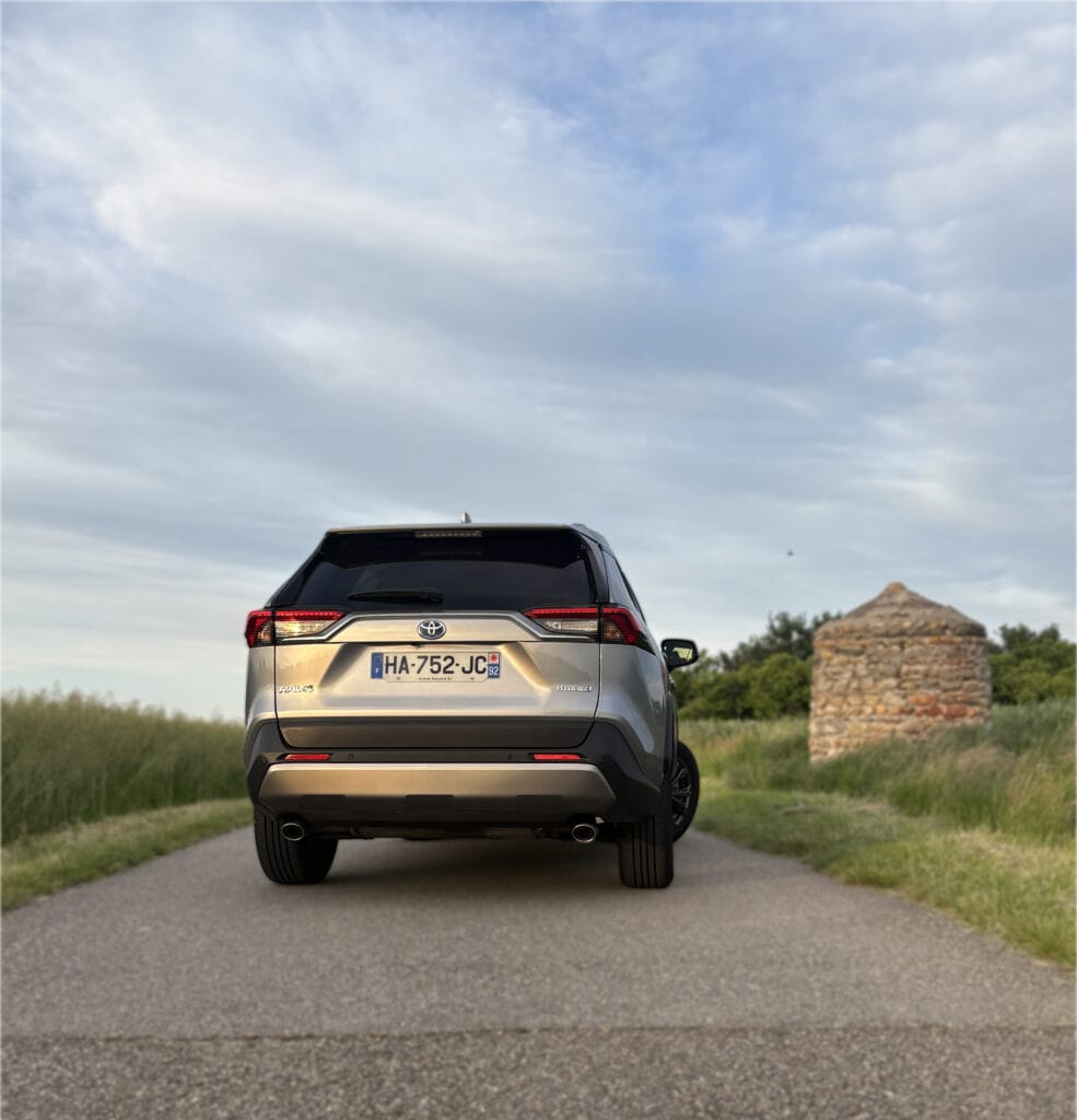 Vu du Toyota Rav-4 de l'arrière