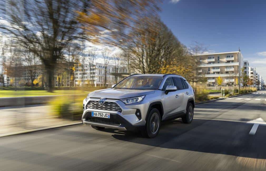 Toyota Rav4 30 years sur la route en gris avec jante Tanami 18 pouces