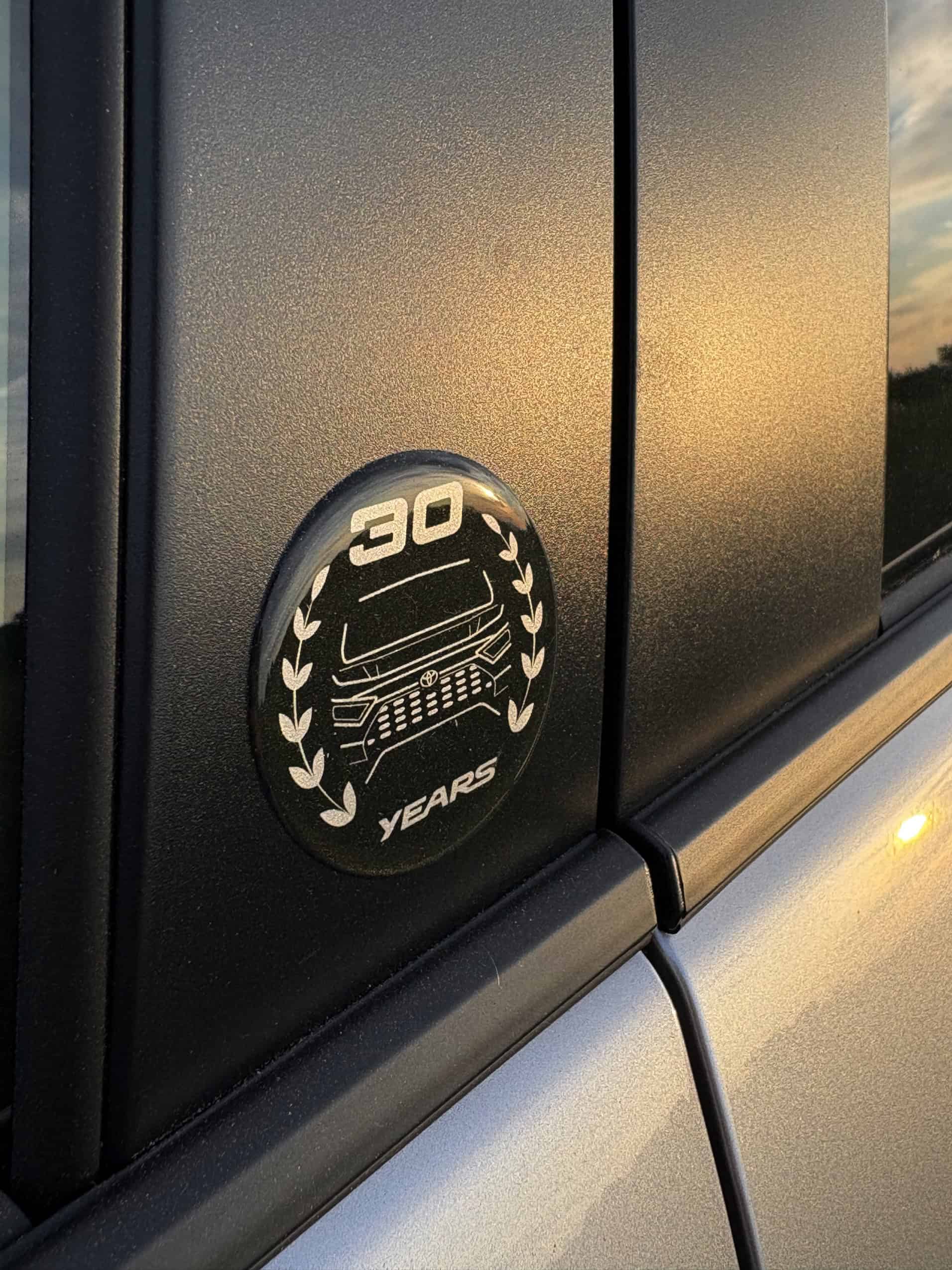Macaron "30 years" extérieur du Toyota Rav-4