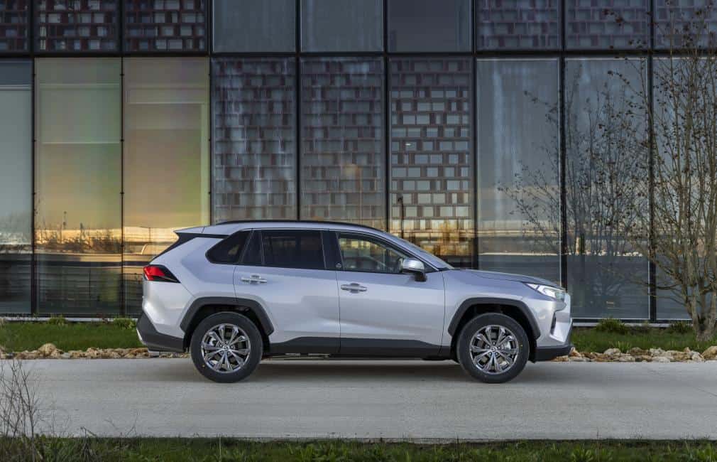 Toyota Rav-30 years garé de profil