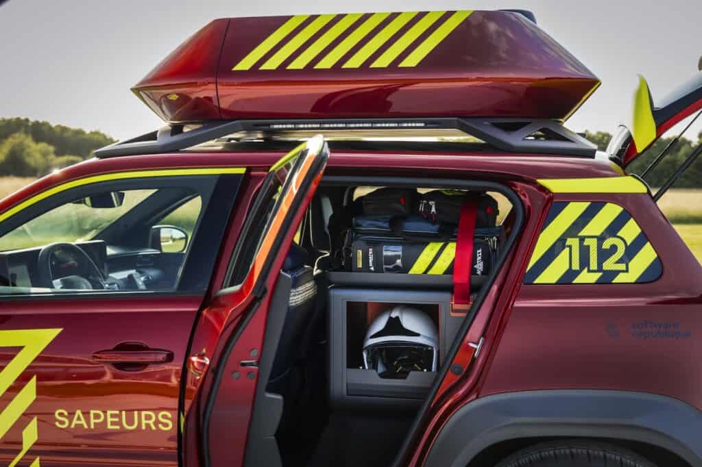 photo de l'interieur de la voiture - renault vision 4 rescue 2025 - demo car sapeurs pompiers - mondial de l'auto 2026