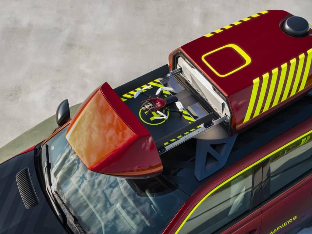 photo de la voiture vue du dessus avec les equipements de secours et du drone - renault 2025 - mondial de l'auto 2026