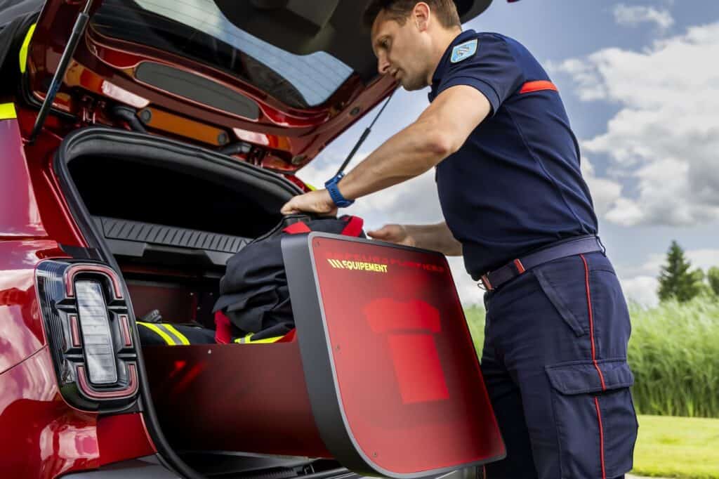 photo de la voiture cue arrière avec un pompier entrain de sortir des equipements - mondial de l auto 2026