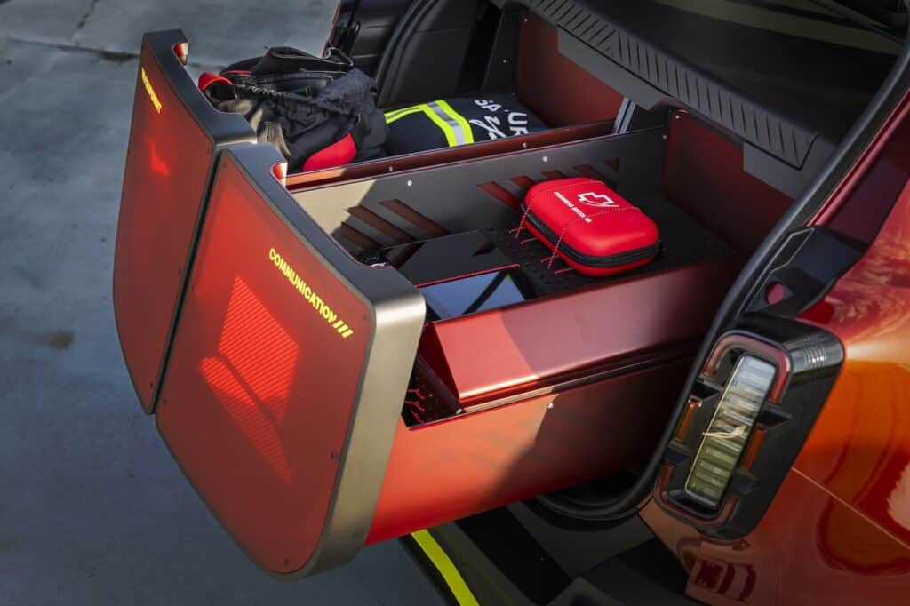 photos des caissons qui permettent le rangement des equipements d'interventions des sapeurs pompiers - demo car renault - mondial de l'auto 2026