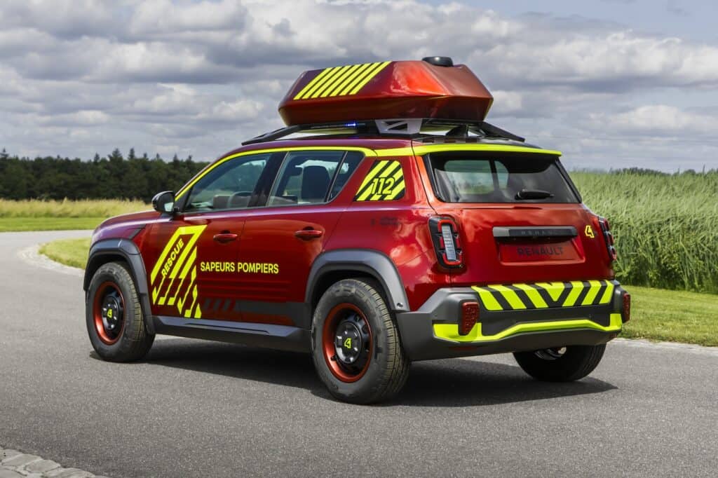 photo de la renault vision 4 rescue - vue de face arrière - voiture d'intervention secours renault - mondial de l'auto 2026